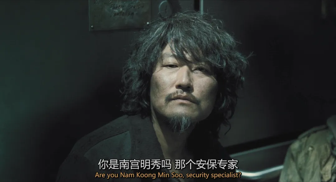 這部韓國偽科幻片突出了末日危機下的醜陋人性，底層人吃蟑螂，上層人吃牛排！