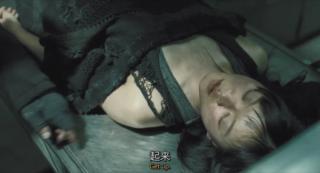 這部韓國偽科幻片突出了末日危機下的醜陋人性，底層人吃蟑螂，上層人吃牛排！