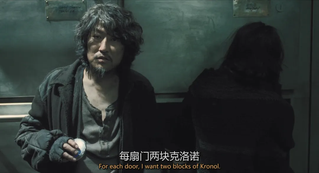 這部韓國偽科幻片突出了末日危機下的醜陋人性，底層人吃蟑螂，上層人吃牛排！