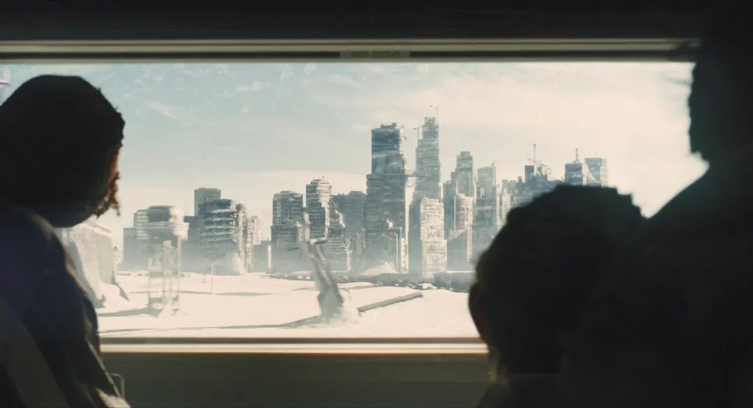 這部韓國偽科幻片突出了末日危機下的醜陋人性，底層人吃蟑螂，上層人吃牛排！