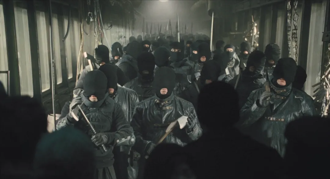 這部韓國偽科幻片突出了末日危機下的醜陋人性，底層人吃蟑螂，上層人吃牛排！