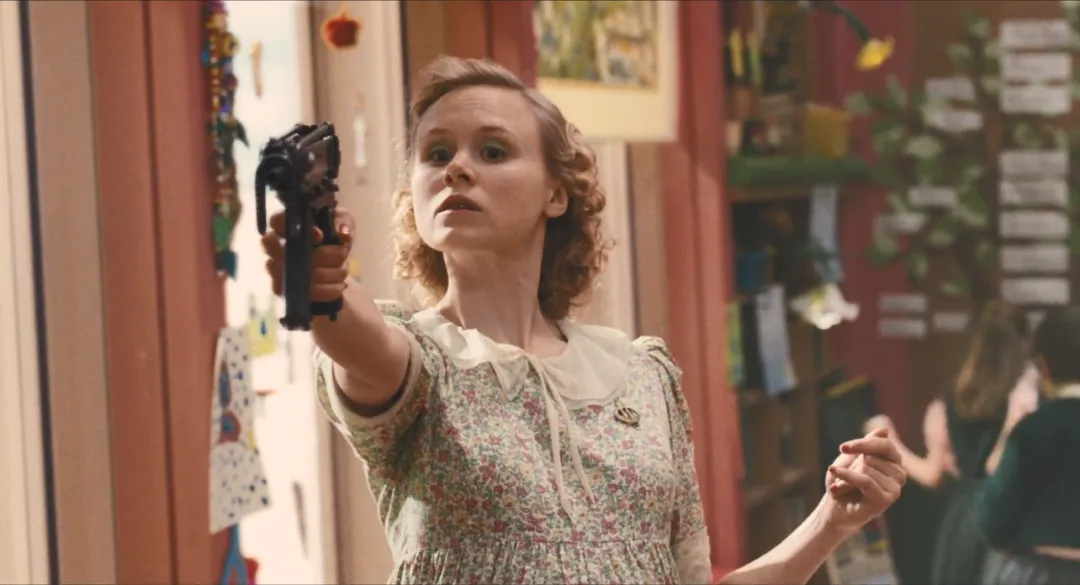 這部韓國偽科幻片突出了末日危機下的醜陋人性，底層人吃蟑螂，上層人吃牛排！