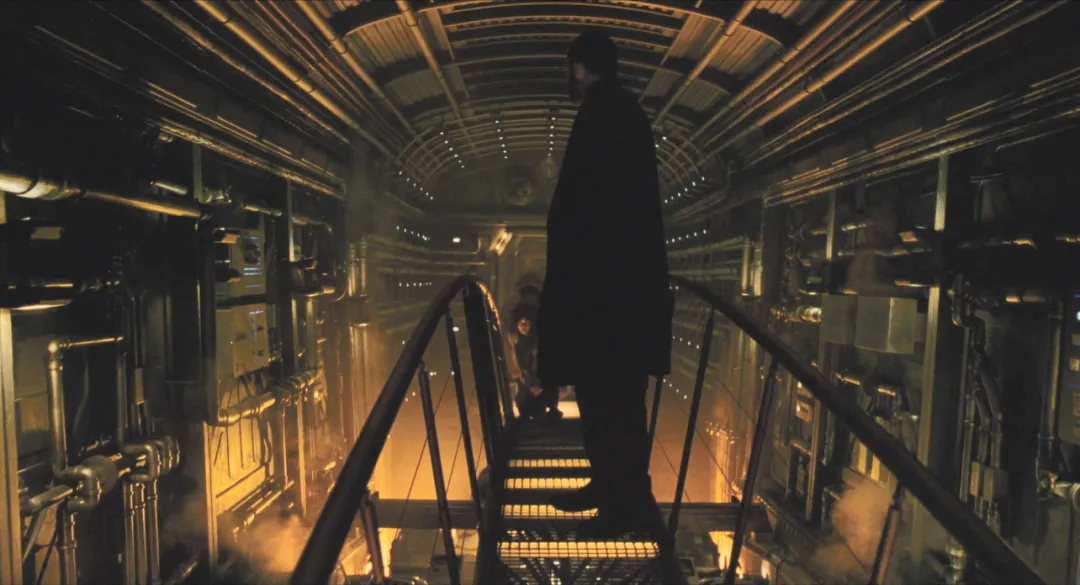 這部韓國偽科幻片突出了末日危機下的醜陋人性，底層人吃蟑螂，上層人吃牛排！