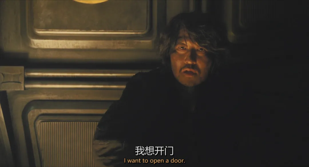 這部韓國偽科幻片突出了末日危機下的醜陋人性，底層人吃蟑螂，上層人吃牛排！