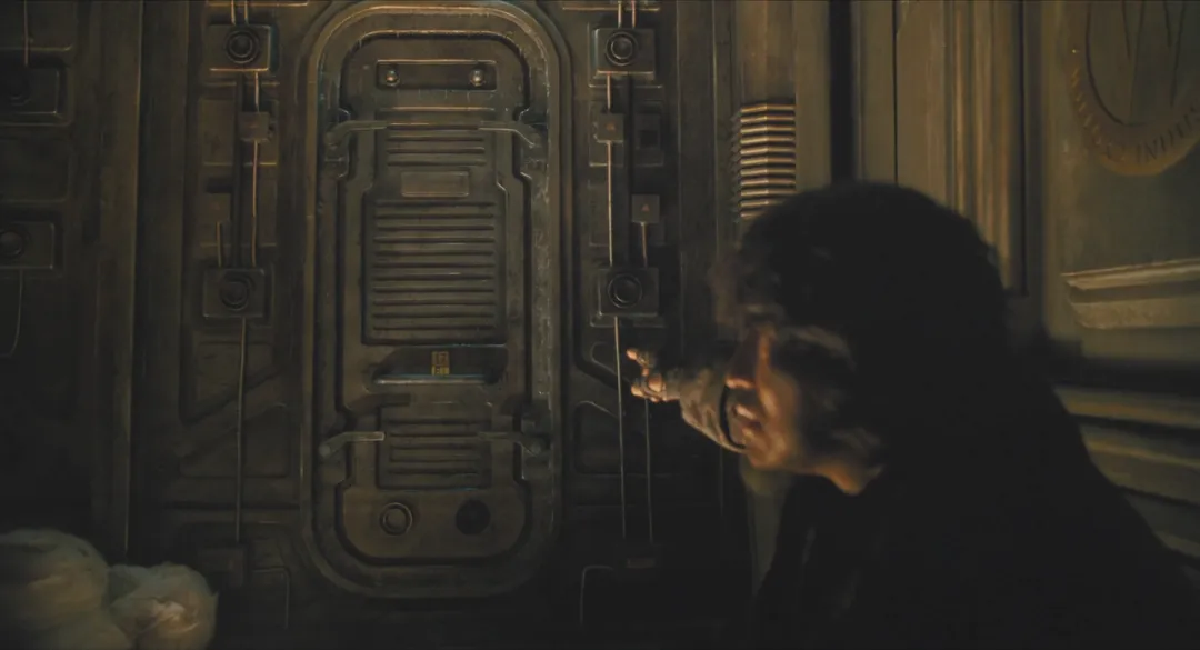 這部韓國偽科幻片突出了末日危機下的醜陋人性，底層人吃蟑螂，上層人吃牛排！