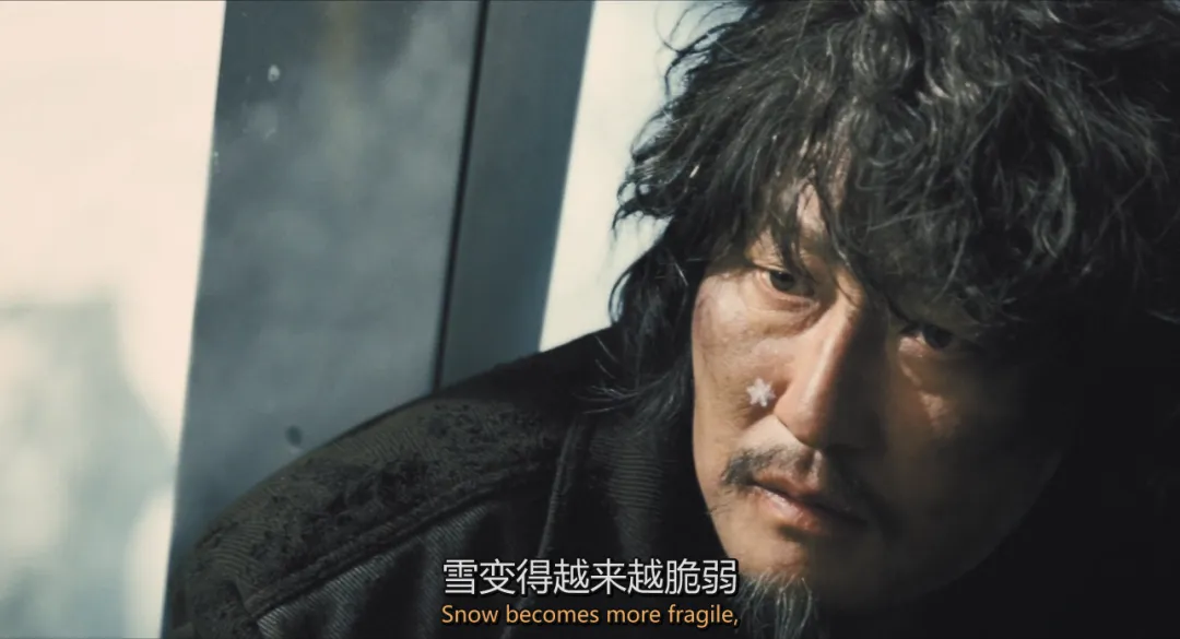 這部韓國偽科幻片突出了末日危機下的醜陋人性，底層人吃蟑螂，上層人吃牛排！