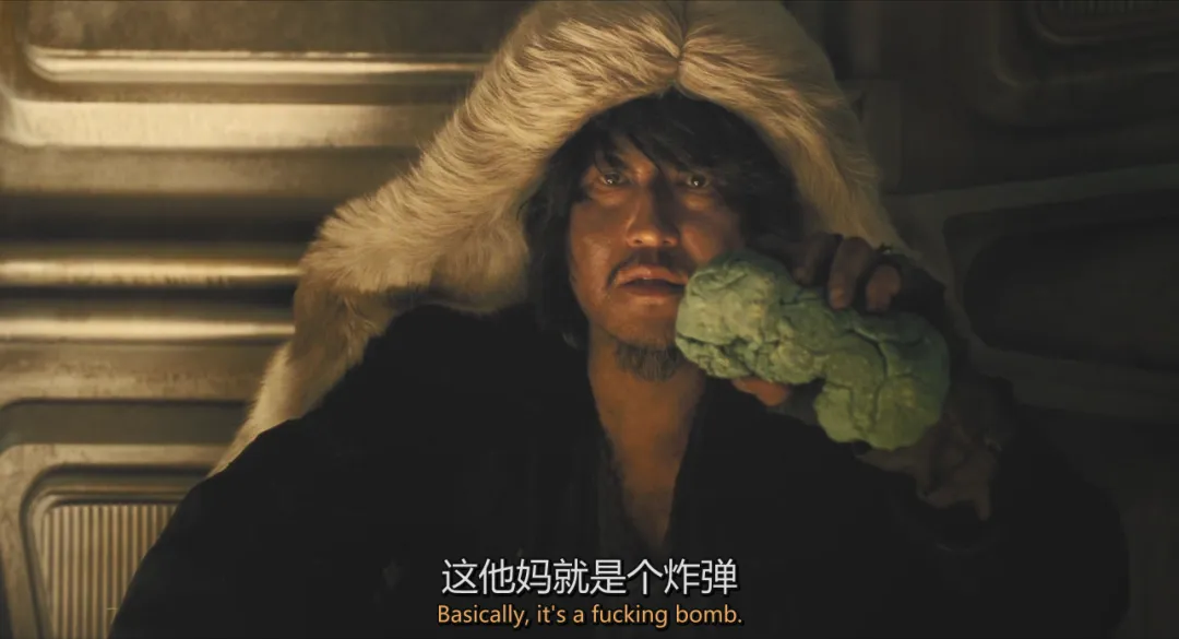 這部韓國偽科幻片突出了末日危機下的醜陋人性，底層人吃蟑螂，上層人吃牛排！