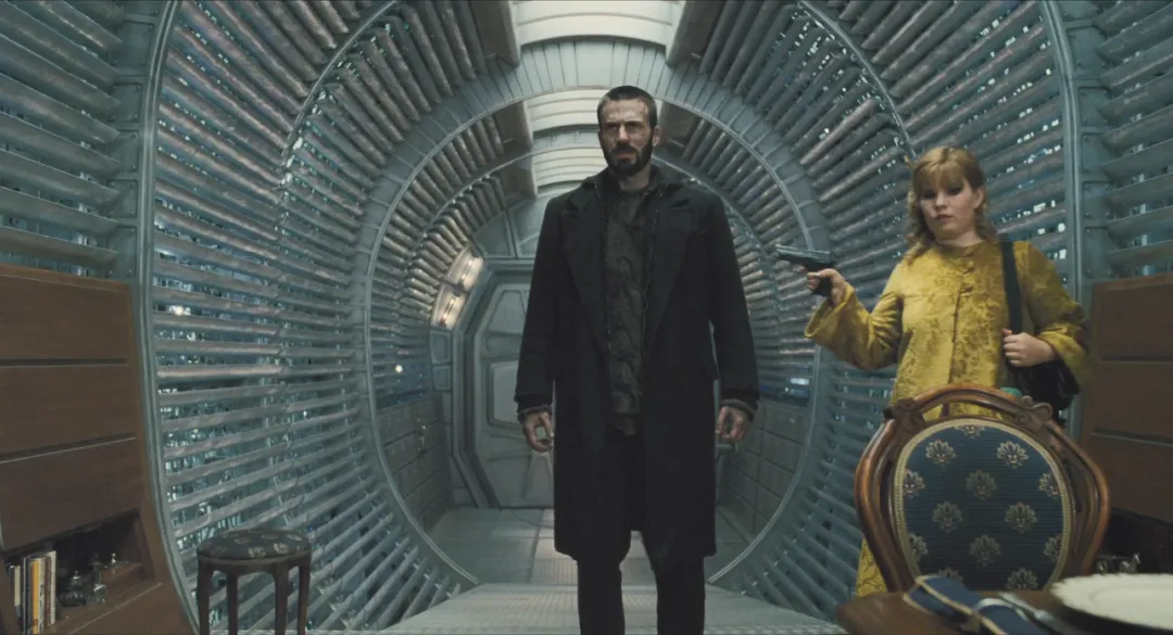 這部韓國偽科幻片突出了末日危機下的醜陋人性，底層人吃蟑螂，上層人吃牛排！