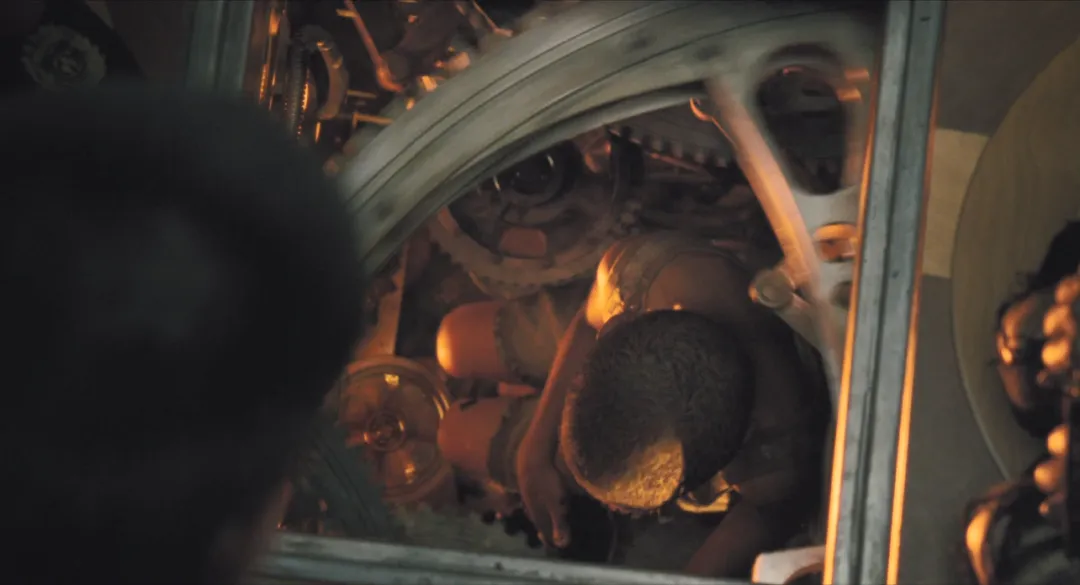 這部韓國偽科幻片突出了末日危機下的醜陋人性，底層人吃蟑螂，上層人吃牛排！