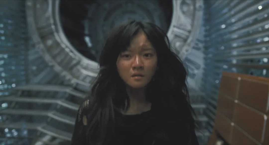 這部韓國偽科幻片突出了末日危機下的醜陋人性，底層人吃蟑螂，上層人吃牛排！