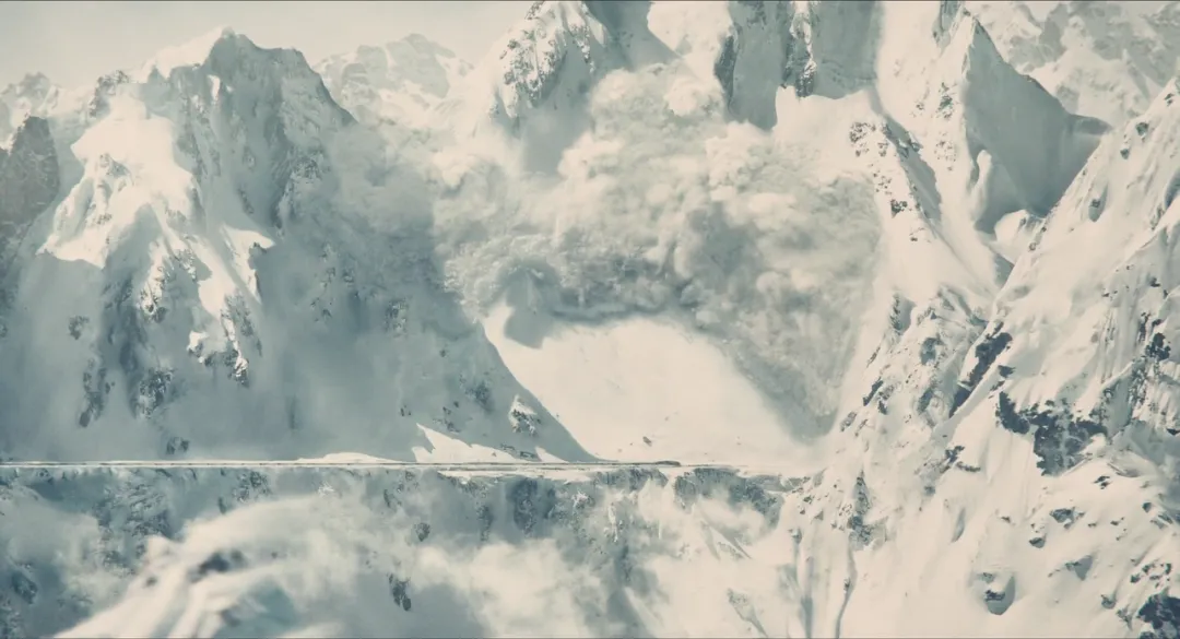 這部韓國偽科幻片突出了末日危機下的醜陋人性，底層人吃蟑螂，上層人吃牛排！