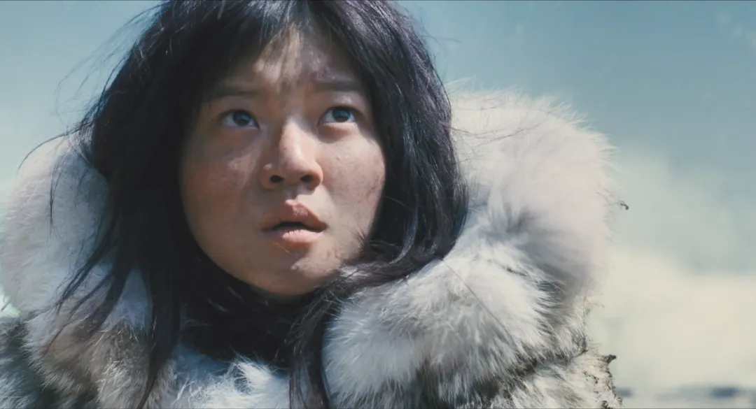 這部韓國偽科幻片突出了末日危機下的醜陋人性，底層人吃蟑螂，上層人吃牛排！