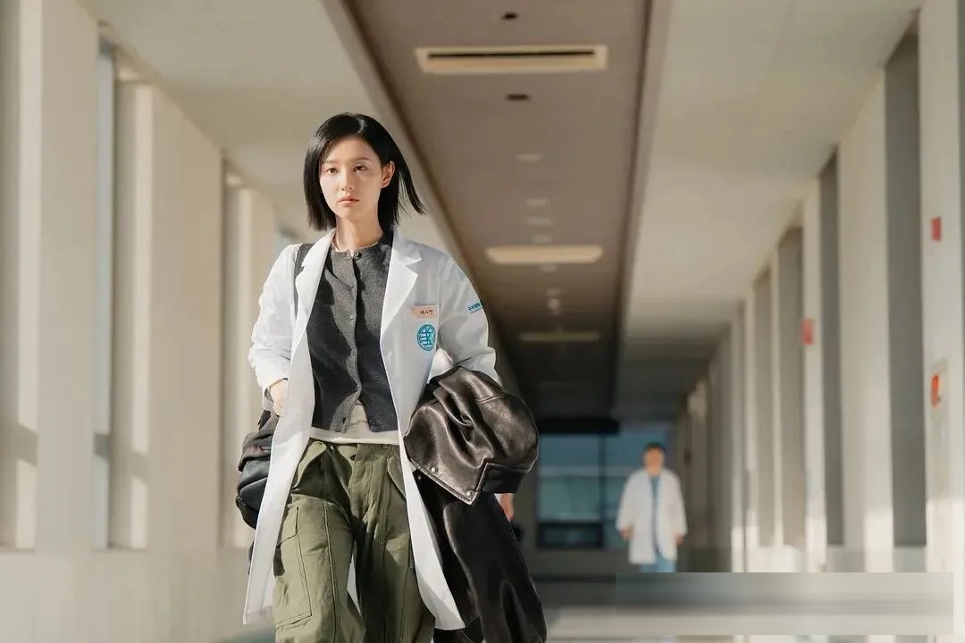 《Doctor X：白色黑手黨時代》：金智媛如何挑戰醫院的等級規則
