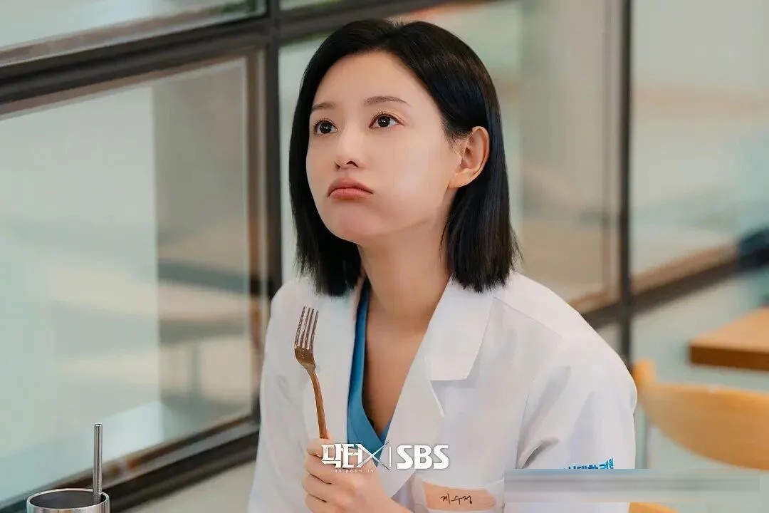 《Doctor X：白色黑手黨時代》：金智媛如何挑戰醫院的等級規則