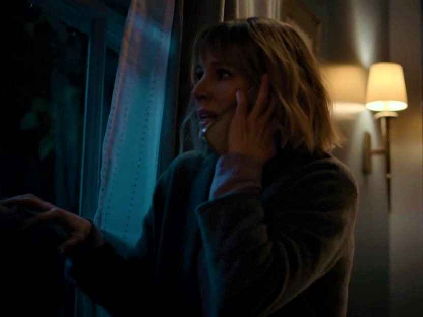 克里斯汀·貝爾《窗邊女孩眼中對街的屋中女子》影劇是根據書改編的嗎?