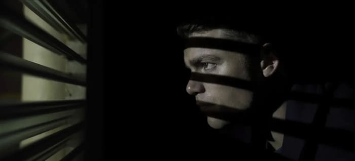 Netflix 美劇《暗夜情報員》評價與心得，過程緊張刺激但老梗