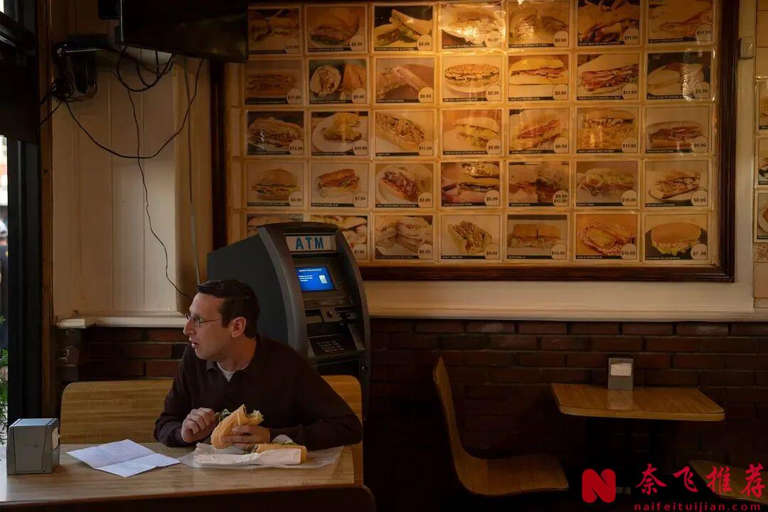 不愧是HBO，这部最新喜剧《椅子公司》看完让人意犹未尽，释放生活压力的优质美剧