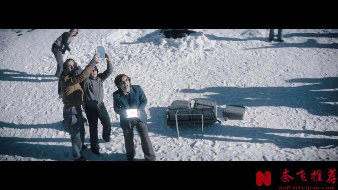 Netflix出品突破倫理極限的電影《絕地盟約/絕地盟約》，橄欖球隊客機墜落在無邊雪山！