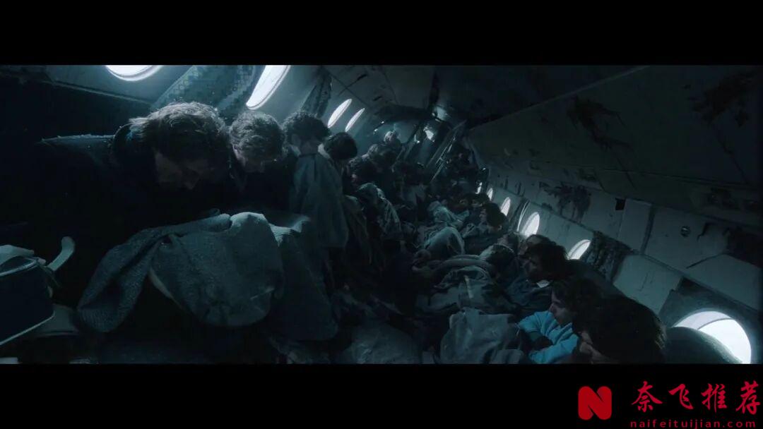 Netflix出品突破倫理極限的電影《絕地盟約/絕地盟約》，橄欖球隊客機墜落在無邊雪山！