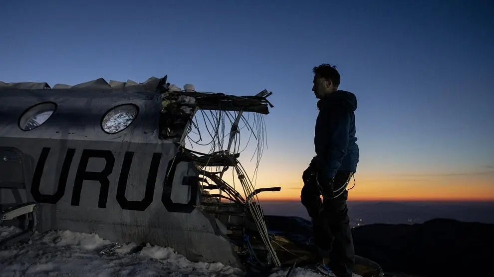 Netflix出品突破倫理極限的電影《絕地盟約/絕地盟約》，橄欖球隊客機墜落在無邊雪山！