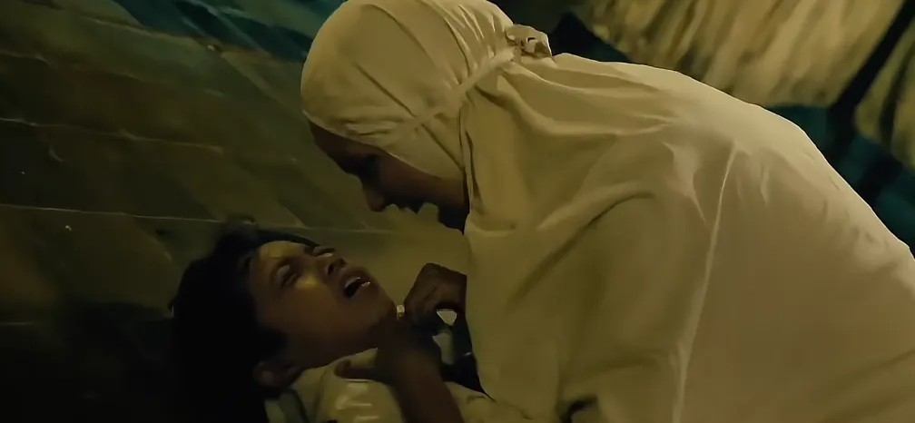 开年必看！2025印尼首部惊悚巨作《塔古特》，尸体跪拜恶灵，村庄陷入恐怖献祭噩梦！