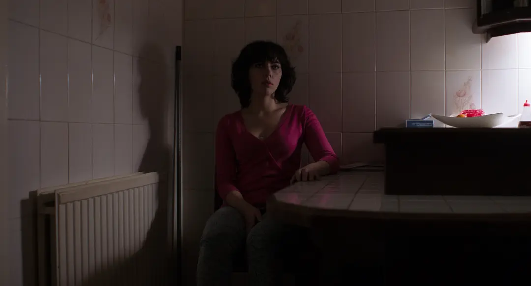 寡姐最大胆的演出，这部烂番茄84%却毁誉参半的cult片《皮囊之下/皮下之慌/肌肤之侵》让人不寒而栗