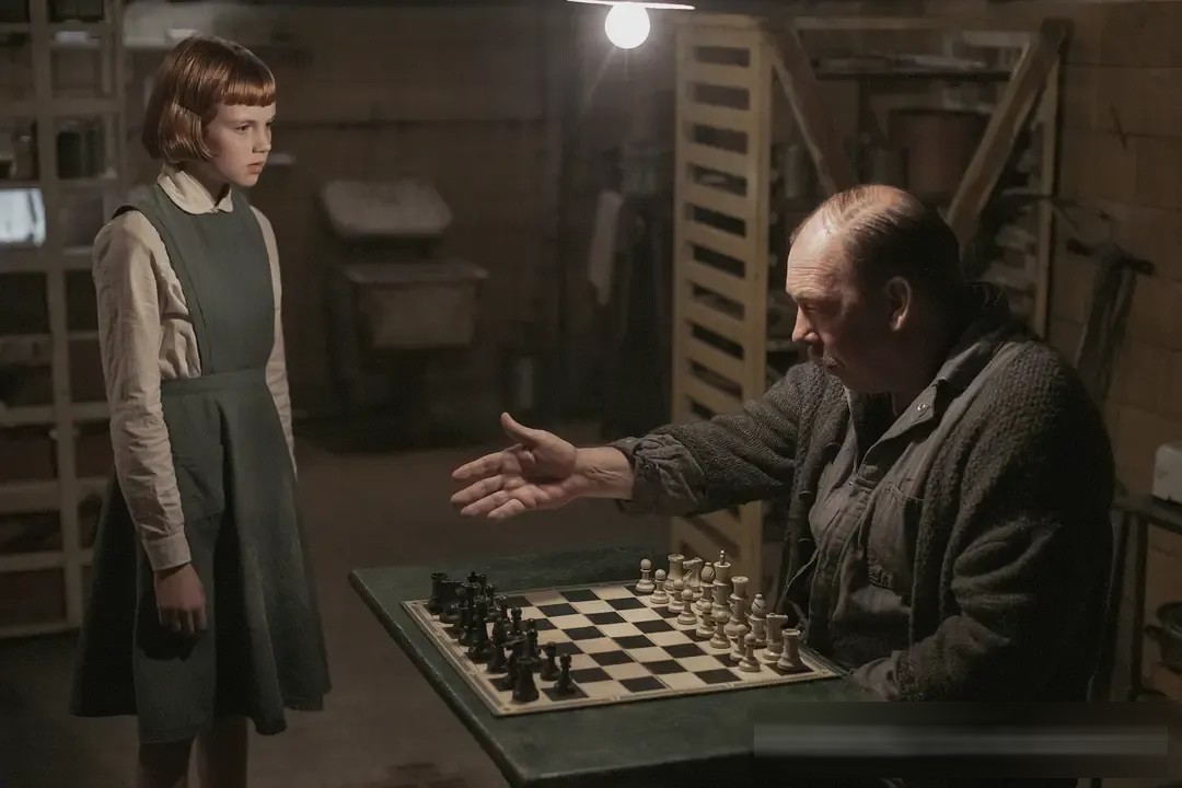 《後翼棄兵》:天才棋手,如何走出藥物與酒精的困局