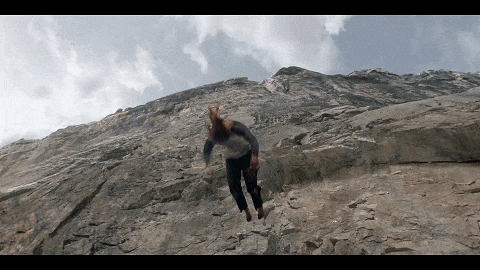 Netflix又炸出一部悬疑新剧《荒境狂途》！攀岩的时候被掉落的尸体砸中...