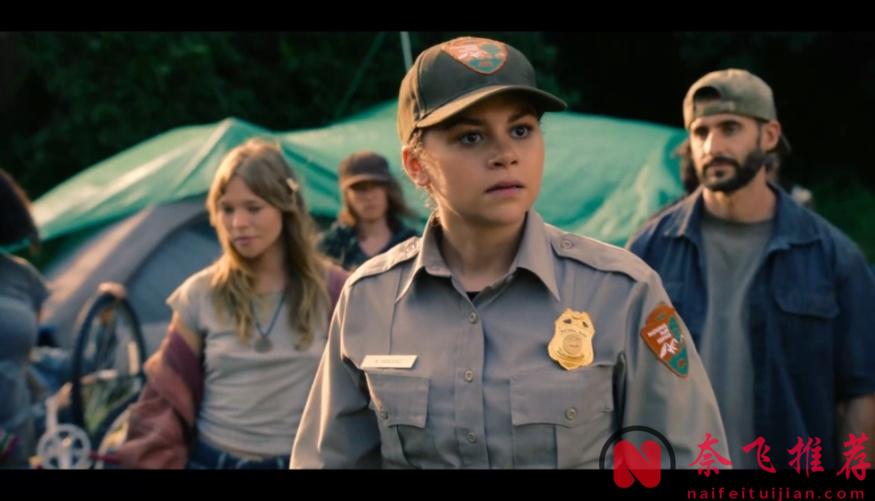 Netflix又炸出一部悬疑新剧《荒境狂途》！攀岩的时候被掉落的尸体砸中...