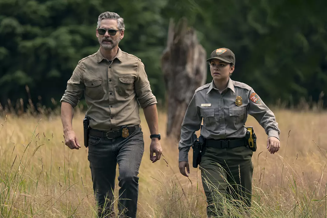 Netflix又炸出一部懸疑新劇《荒境狂途》！攀巖的時候被掉落的屍體砸中...