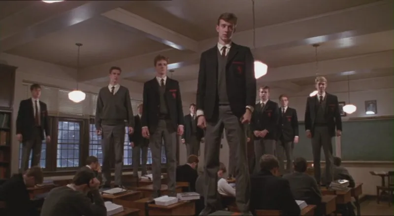 这部80年代末上映的现象级超高票房电影《死亡诗社/暴雨骄阳/春风化雨》再次重温仍让人让人受益匪浅！