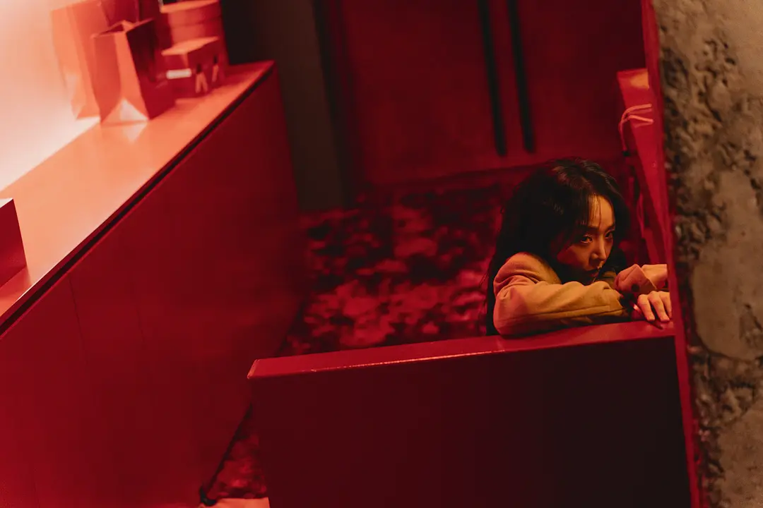 Netflix這部新劇《莎拉的真偽人生》神級反轉太刺激了，下水道發現女屍名場面背後的故事...