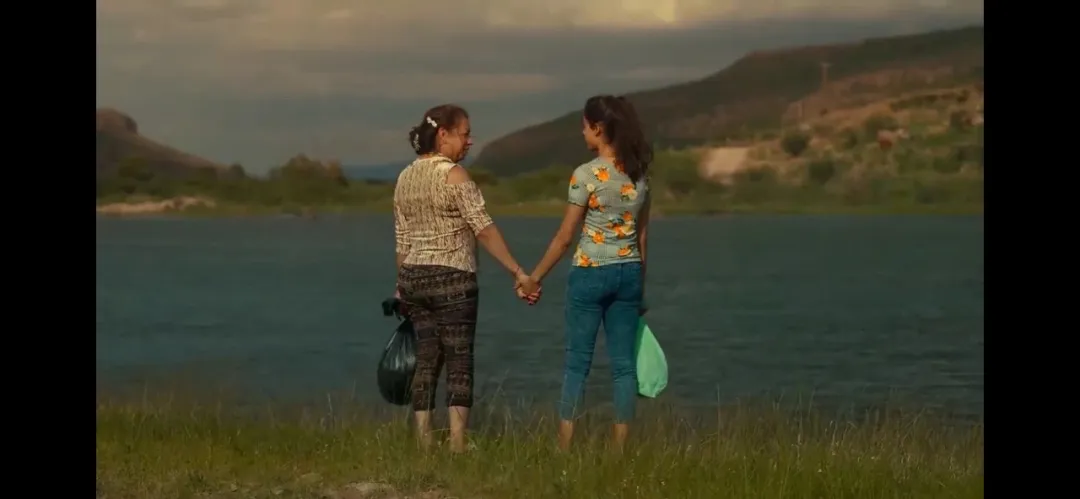 警察的一次误判，导致整个小镇遭屠杀。墨西哥剧《我们就是如此》绝对是一部被低估的佳作！