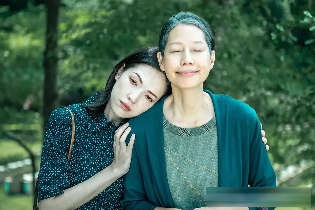 臺劇《她和她的她》：許瑋甯賈靜雯演性侵倖存者，新瓶裝老酒但味道夠醇