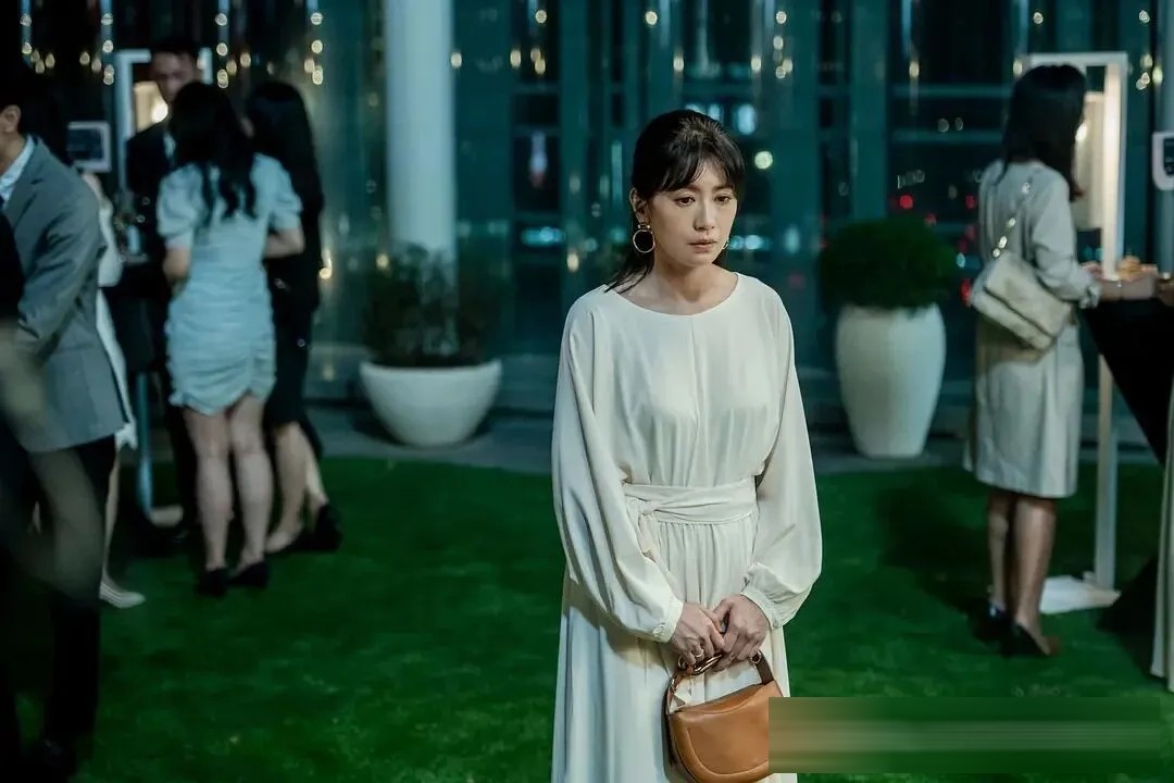 臺劇《她和她的她》：許瑋甯賈靜雯演性侵倖存者，新瓶裝老酒但味道夠醇