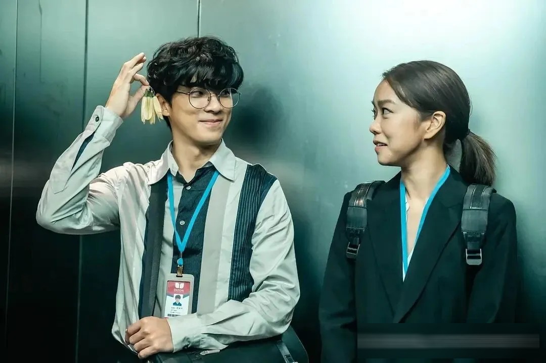 臺劇《她和她的她》：許瑋甯賈靜雯演性侵倖存者，新瓶裝老酒但味道夠醇