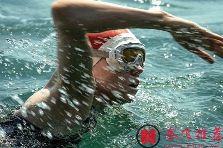 第一位挑战游过英吉利海峡的女性，大女主爽片《泳者之心/年轻女子与海》真燃！