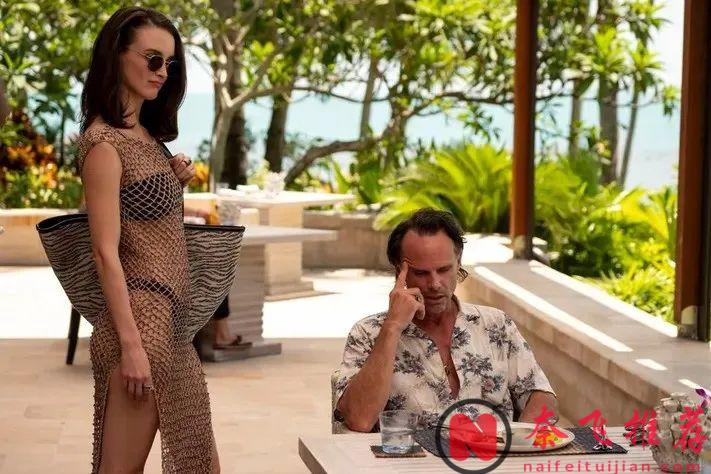 熱播劇《白蓮花度假村/白蓮花大飯店(臺)/白蓮會(港)》（The White Lotus）第3季中被蛇咬的原來是他！