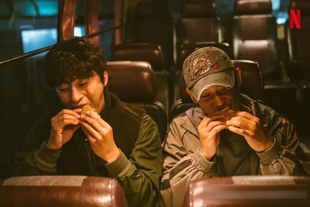 《D.P：逃兵追缉令》两季：人权面前，哪有那么多“身不由己”