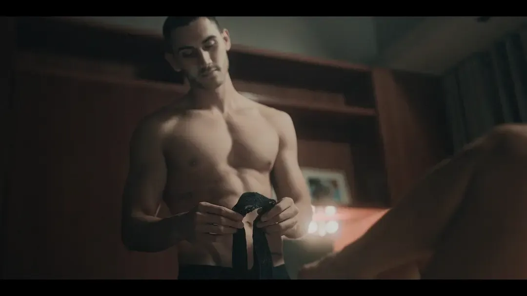 推薦7部Netflix出品的香豔劇集，禁慾系的臉,狼狗腰的身材！