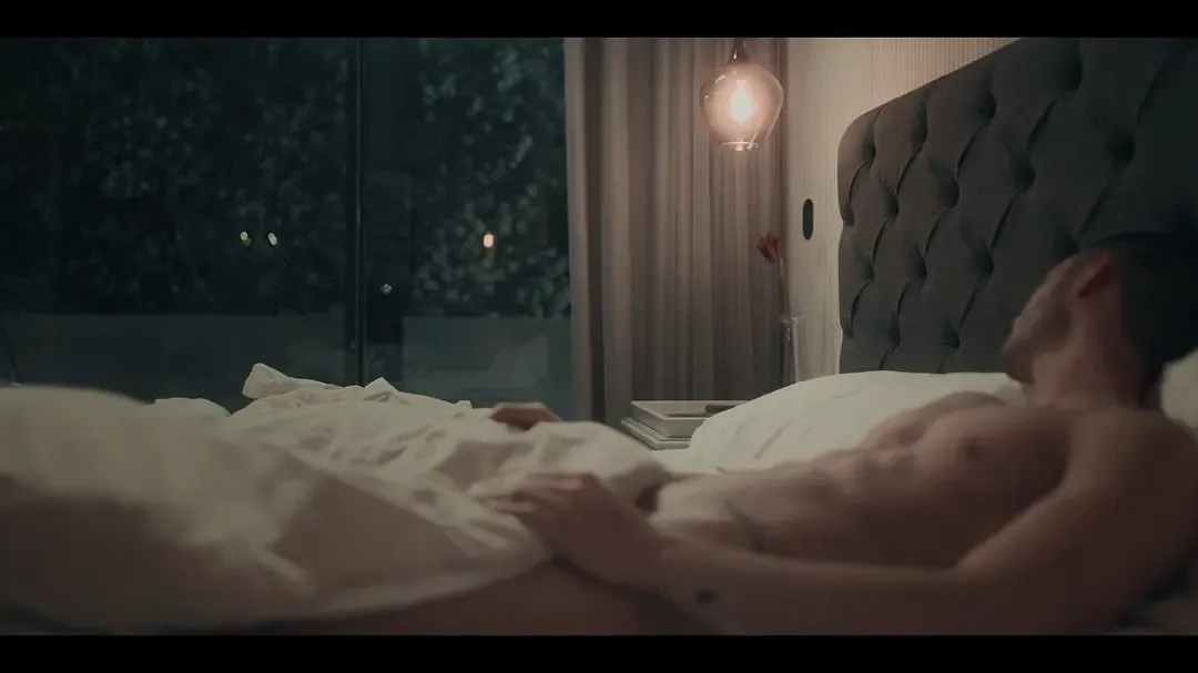 推薦7部Netflix出品的香豔劇集，禁慾系的臉,狼狗腰的身材！