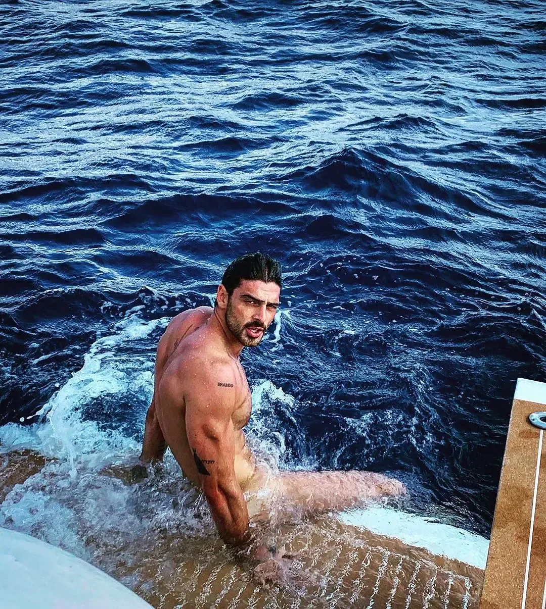 推薦7部Netflix出品的香豔劇集，禁慾系的臉,狼狗腰的身材！