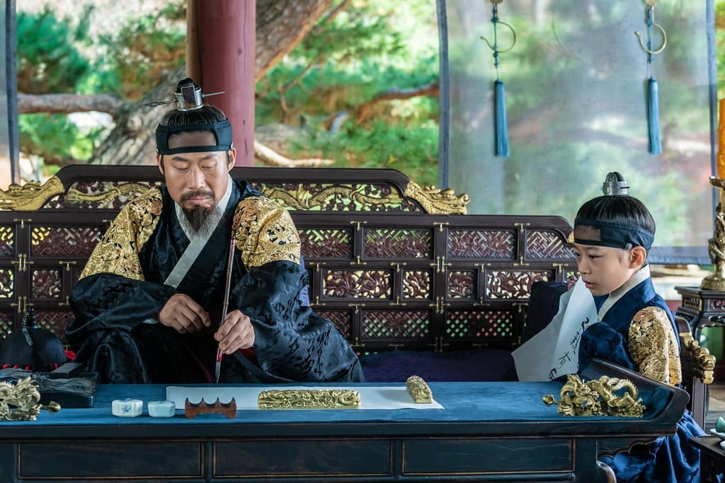 针刺眼睛来真的！《夜枭》柳俊烈扮盲人留后遗症：眼睛一年无法对焦！金圣喆演出令柳海真惊艳