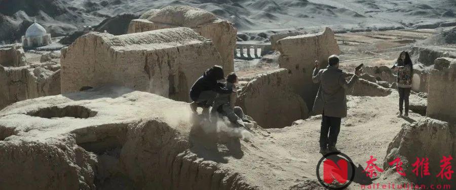 这部伊朗的片子被封杀20年，导演被迫走上了逃亡之路，不愧是禁片之王！