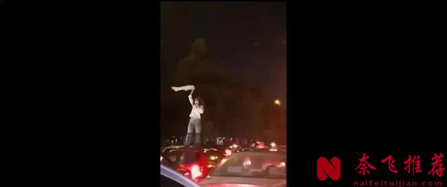 这部伊朗的片子被封杀20年，导演被迫走上了逃亡之路，不愧是禁片之王！