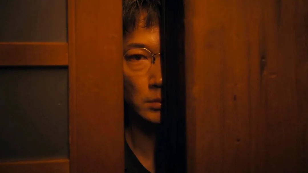 Netflix又奉上一部生猛新日劇《地面師/東京詐騙犯》，不愧是綾野剛主演的力作！