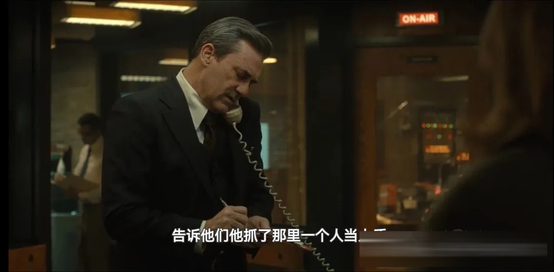 《美国人质》:1977 年他把枪绑在人质后脑勺上,只为要一场直播