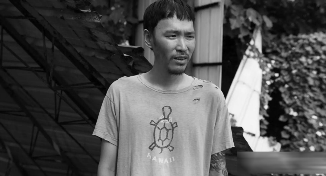 《大佛普拉斯》：全片黑白，只有老板的行车记录仪是彩色的