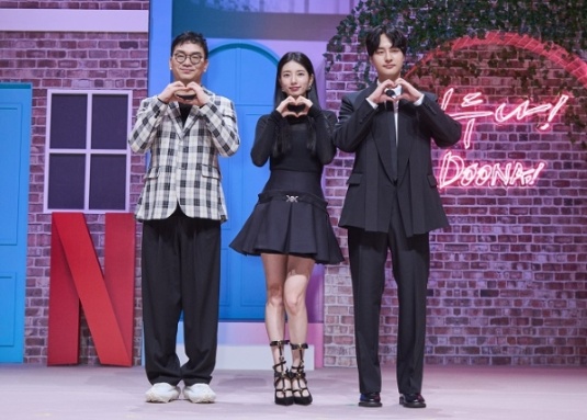 女神秀智跨出心魔下水演出！Netflix《我的女神室友斗娜》浪漫来袭