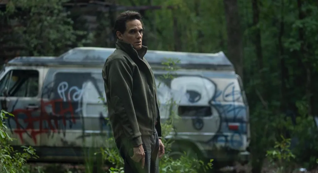 不看到最後，猜不到結局的HBO的重口味美劇《局外人/異鄉客》